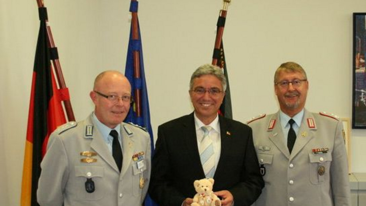Innenminister Roger Lewentz mit Abgesandten des Vereins "Lachen helfen"; Bild: ISIM