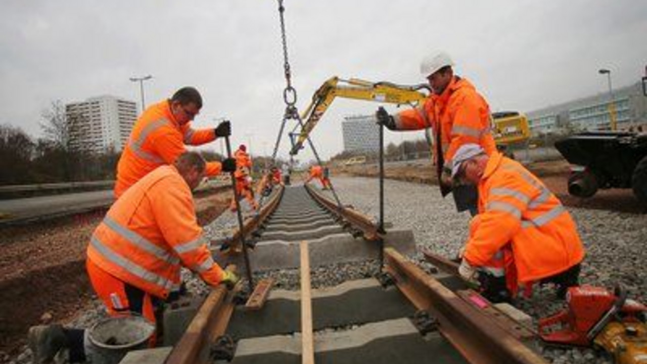 Die ersten Gleise der sogenannten "Mainzelbahn" werden in Mainz verlegt; Bild: dpa