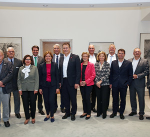 Ministerpräsidentin Malu Dreyer mit dem neu gewählten ZIP Vorstand, Foto von links: Frank Dupré, Prof. Dr. Axel Haas, Geschäftsführerin Heike Arend, Matthias Warmuth, Ministerpräsidentin Malu Dreyer, Dr. Christian Schad, Michael Heinz, Brigitte Mannert, Thomas Brahm, Heidrun Schulz, Prof. Dr. Peter Quirmbach, Prof. Dr. Markus Rudolf, René Chassein, Peter Hähner. Nicht auf dem Foto: Ulrich Dexheimer, Prof. Dr. Roland Euler, Prof. Alexander Hülshoff, Prof. Dr.-Ing. Gerhard Muth, Dr. Sabine Nikolaus, Dr. Simone Schelberg, Minister Dr. Volker Wissing.