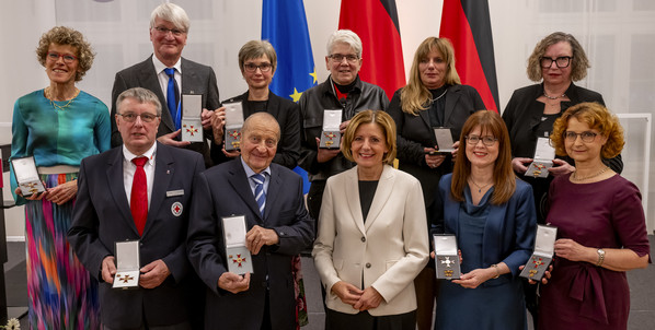 Ministerpräsidentin Malu Dreyer mit ausgezeichneten Ordensträgerinnen und Ordensträgern.