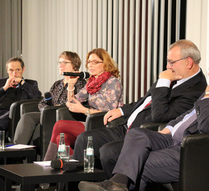 Sozialministerin Sabine Bätzing-Lichtenthäler im Gespräch mit Prof. Dr. Georg Cremer, Maria Ohlig, Dietmar Muscheid und Albrecht Bähr.