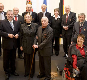 Ministerpräsident Kurt Beck und die Ordesträger 2009; Bild: view