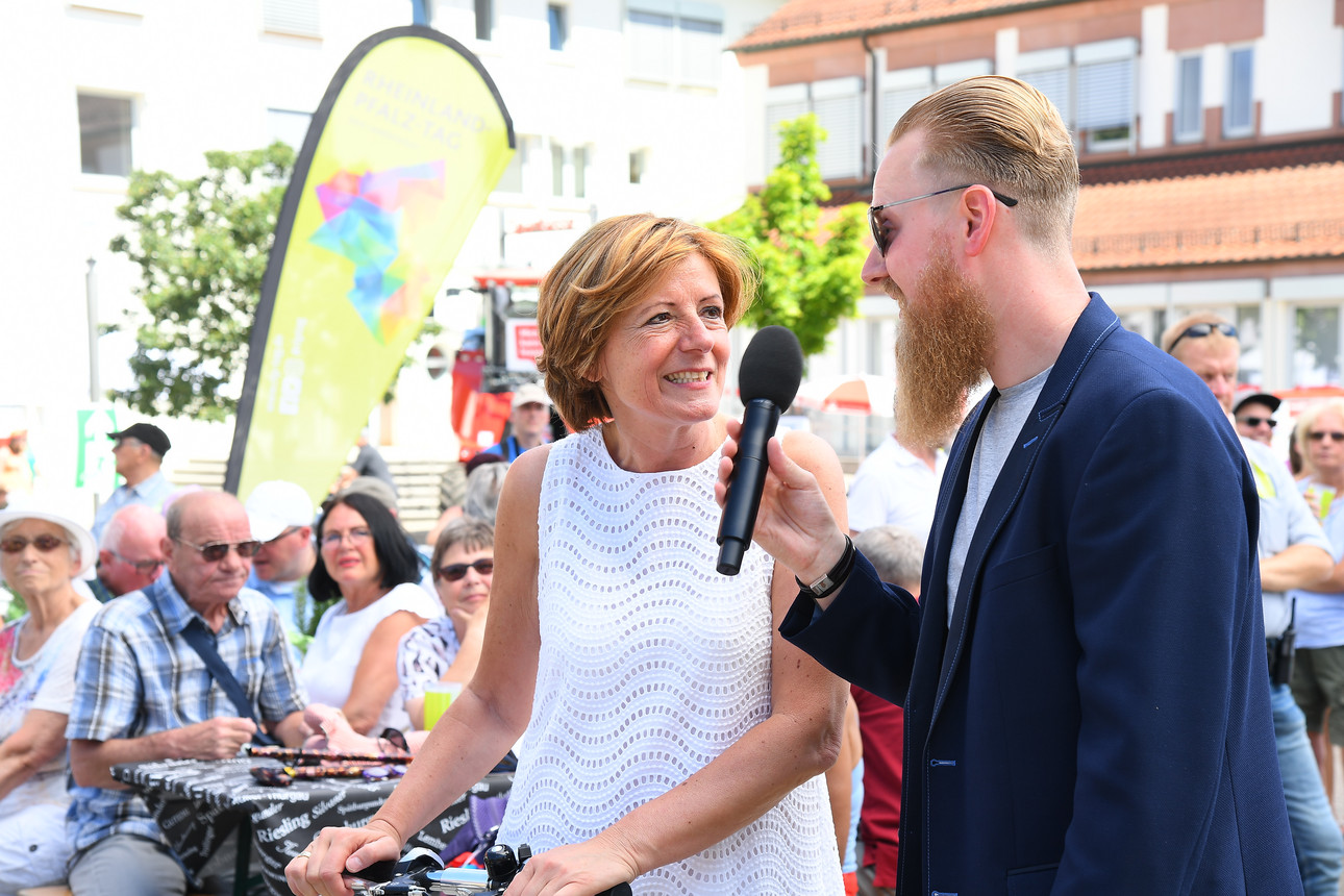 Vom 28. bis 30. Juni 2019 haben rund 100.000 Besucherinnen und Besucher den 35. Rheinland-Pfalz-Tag in der Trifelsstadt Annweiler gefeiert. Mit insgesamt vier Schwerpunktthemen, das Historische -, das Kulinarische -, das Aktive - sowie das Innovative Trifelsland, konnte die Region und insbesondere die Stadt, welche auch ihr 800-jähriges Stadtrechtsjubiläum feierte, auf vielfältige Weise erlebt und entdeckt werden.