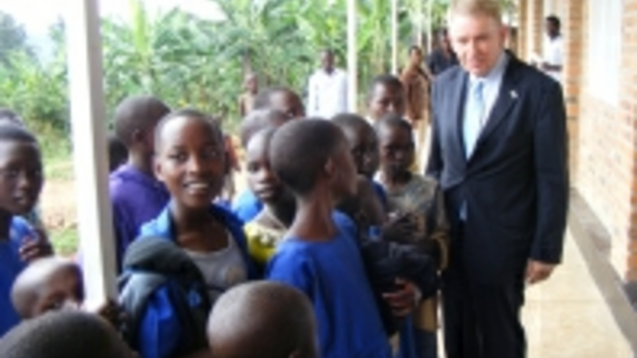 Der Vorsitzende des Vereins Partnerschaft Rheinland-Pfalz/Ruanda e.V., Dr. Richard Auernheimer, bei einem Besuch in Ruanda; Bild: www.rlp-ruanda.de