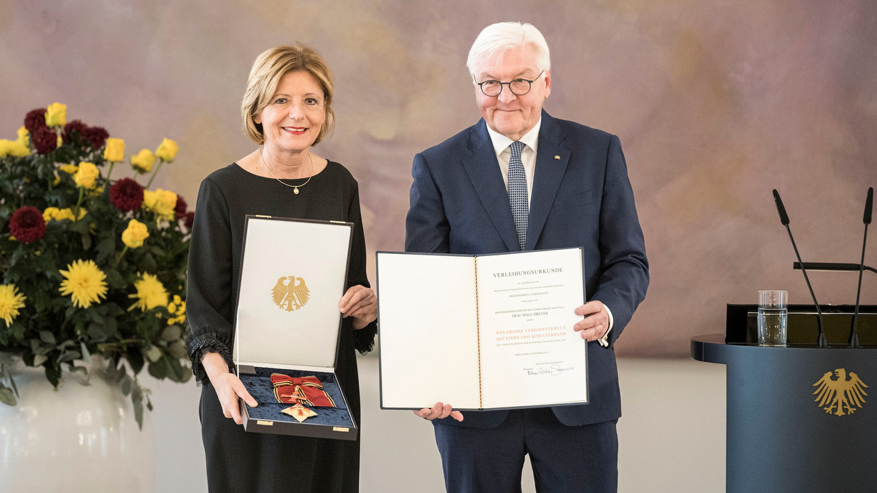 Bundespräsidentin Steinmeier zeichnet Ministerpräsidentin Dreyer mit Verdienstkreuz aus