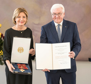 Bundespräsidentin Steinmeier zeichnet Ministerpräsidentin Dreyer mit Verdienstkreuz aus