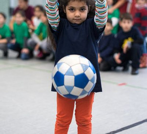 Sport soll Flüchtlingskindern helfen, Traumatisches zu verarbeiten und sich schneller zu integrieren; Bild: dpa
