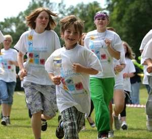 Kinder und Jugendliche beim Zieleinlauf; Bild: Stiftung Kinderseele
