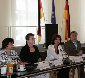 Kurt Beck und Malu Dreyer im Gespräch mit Iranerinnen und Iranern