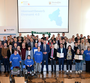 Ministerpräsident Alexander Schweitzer mit den Gewinnerinnen und Gewinnern vom Ideenwettbewerb 4.0.