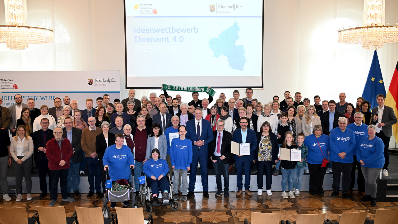 Ministerpräsident Alexander Schweitzer mit den Gewinnerinnen und Gewinnern vom Ideenwettbewerb 4.0.