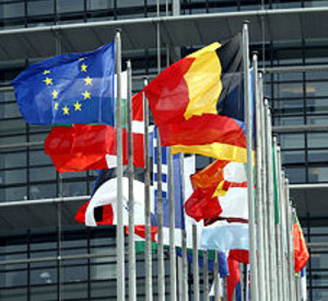 Fahnen vor dem Europäischen Parlament; Bild: rlp-Archiv
