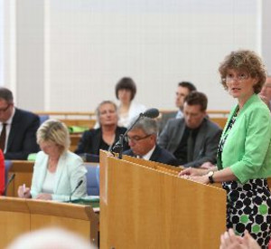 Wirtschaftsministerin Eveline Lemke gibt im Landtag ihre erste Regierungserklärung ab. Bild: Alexander Sell