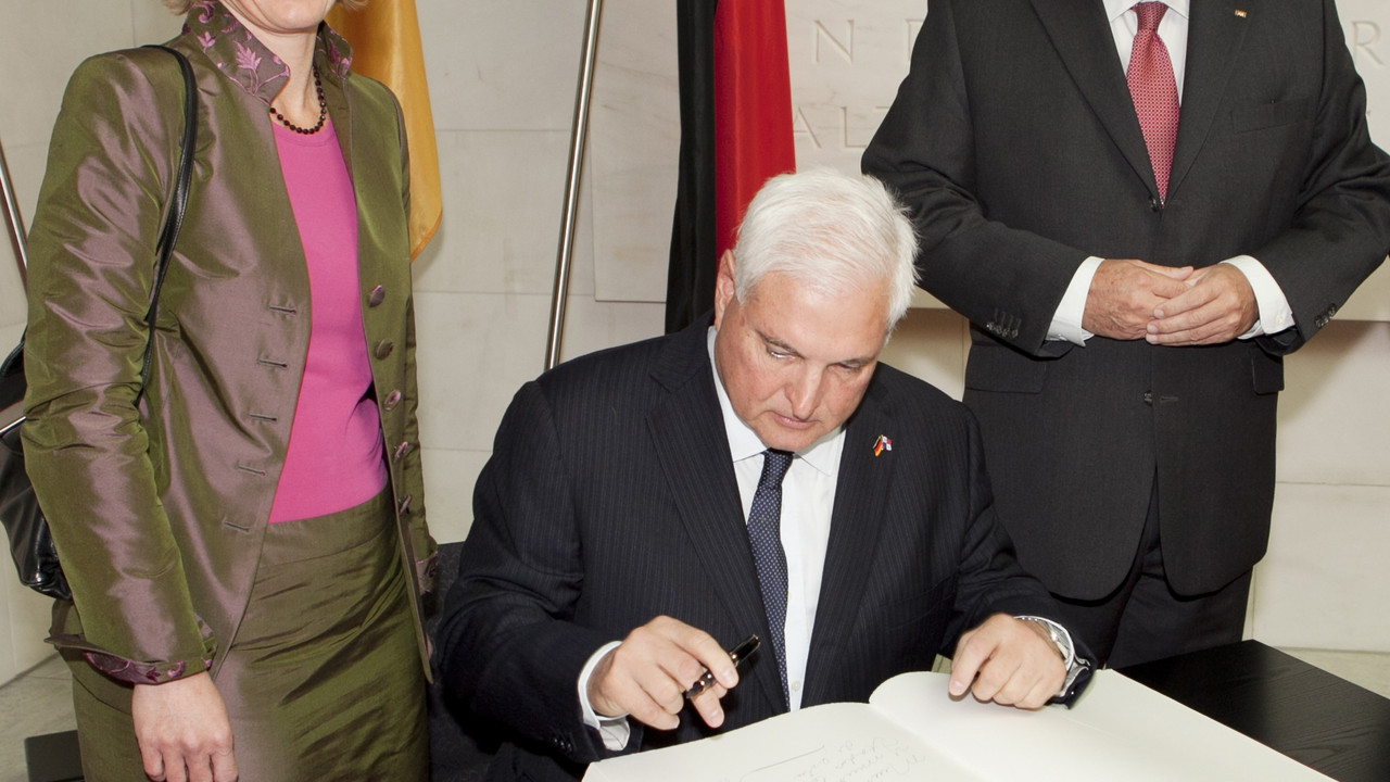 Staatspräsident Martinelli trägt sich ins Gästebuch der Landesregierung ein. Bild: Pipprich / © Staatskanzlei