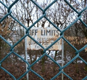 Rostiges Off limit schild; Bild: dpa