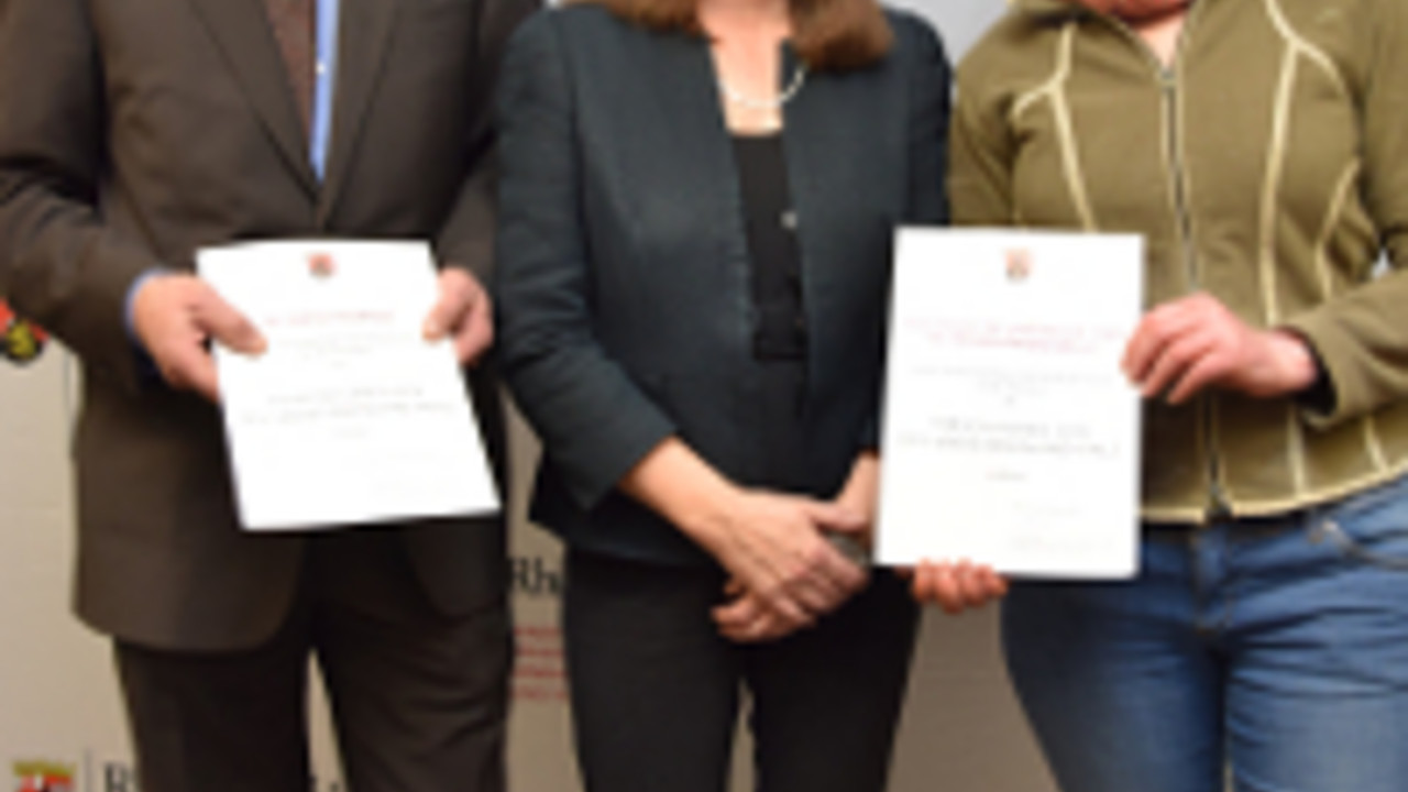 Umweltministerin Ulrike Höfken mit Preisträgerin Mirjam Cordt und Preisträger Helmut Stadtfeld; Bild: MULEWF