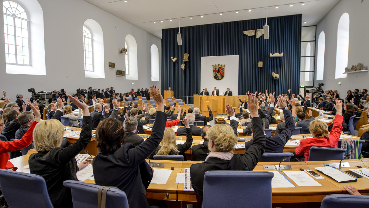 Der neu gewählte rheinland-pfälzische Landtag in seiner ersten Plenarsitzung.