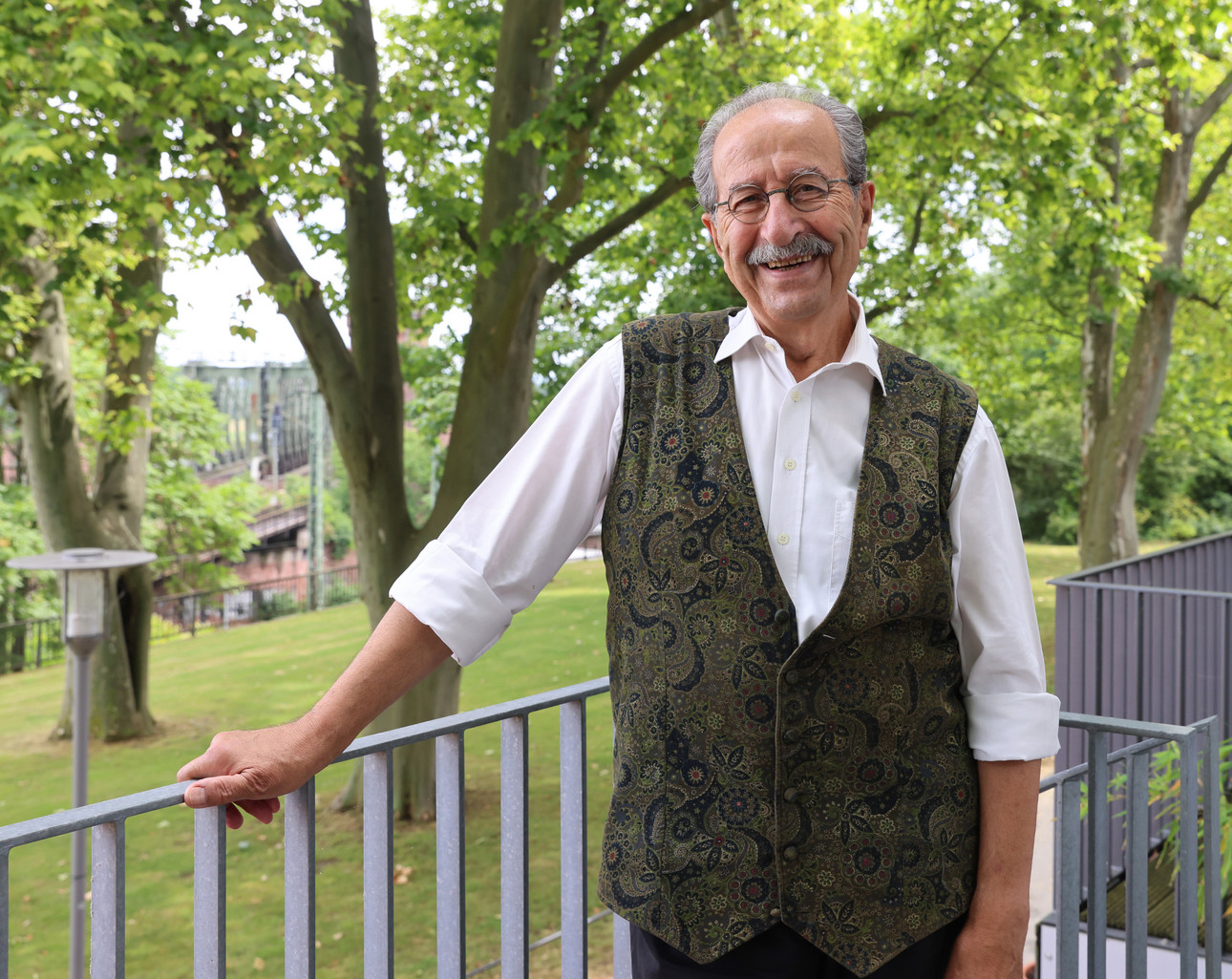 Ministerpräsidentin Malu Dreyer zeichnet den deutsch-syrischen Schriftsteller Rafik Schami mit der Carl-Zuckmayer-Medaille aus.