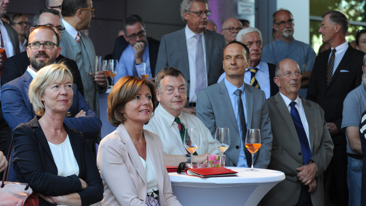 Bauministerin Doris Ahnen und Ministerpräsidentin Malu Dreyer auf dem politischen Sommerfest der Architektenkammer Rheinland-Pfalz.