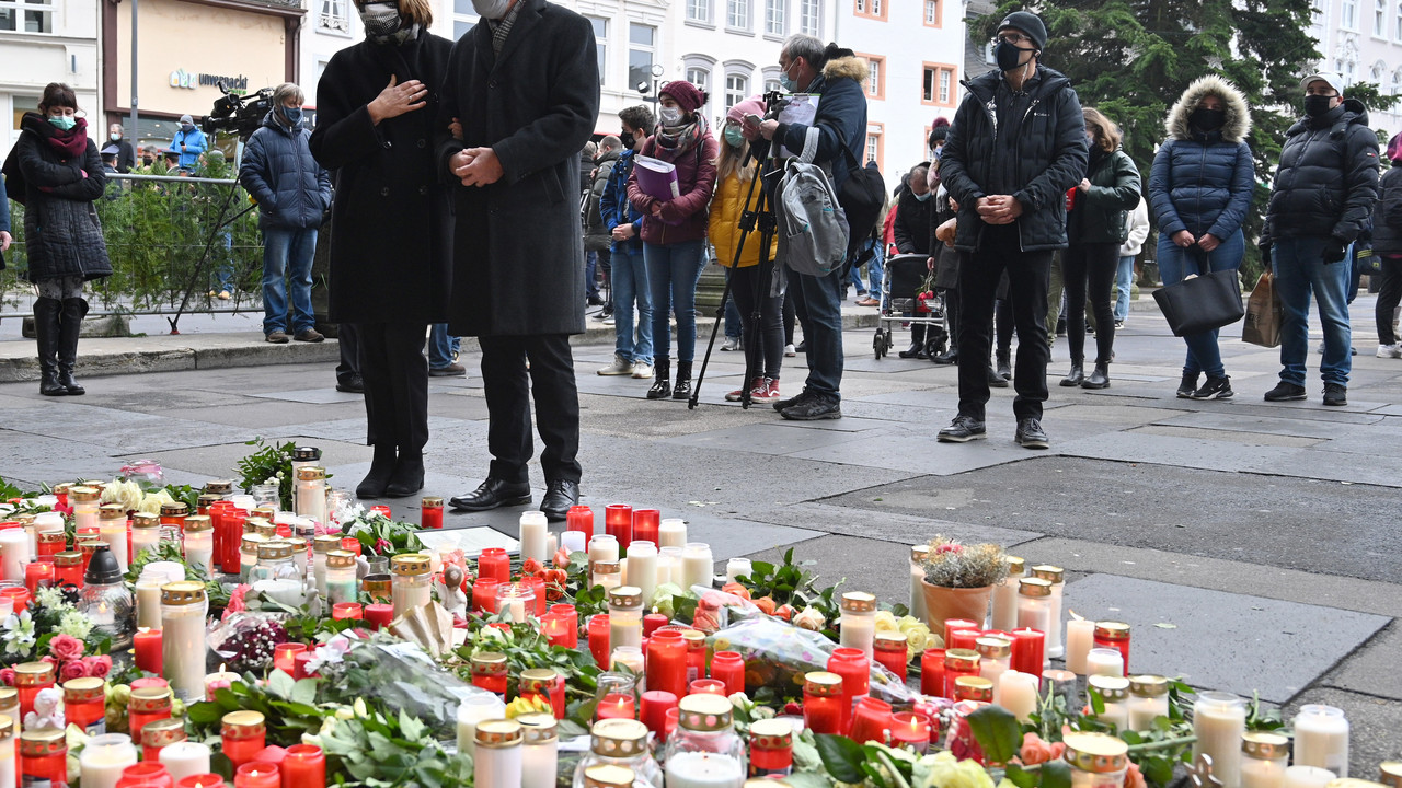 Ministerpräsidentin Malu Dreyer bei der Kranzniederlegung gemeinsam mit dem Trierer Oberbürgermeister Wolfram Leibe und Kirchenvertretern an der Porta Nigra zum Gedenken an die Opfer der Amokfahrt 2020 in der Trierer Innenstadt