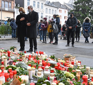 Ministerpräsidentin Malu Dreyer bei der Kranzniederlegung gemeinsam mit dem Trierer Oberbürgermeister Wolfram Leibe und Kirchenvertretern an der Porta Nigra zum Gedenken an die Opfer der Amokfahrt 2020 in der Trierer Innenstadt