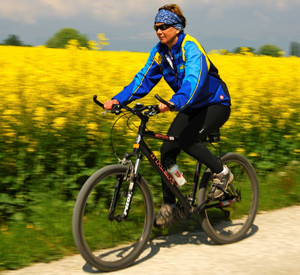 Radfahrerin im Frühling; Bild: dpa
