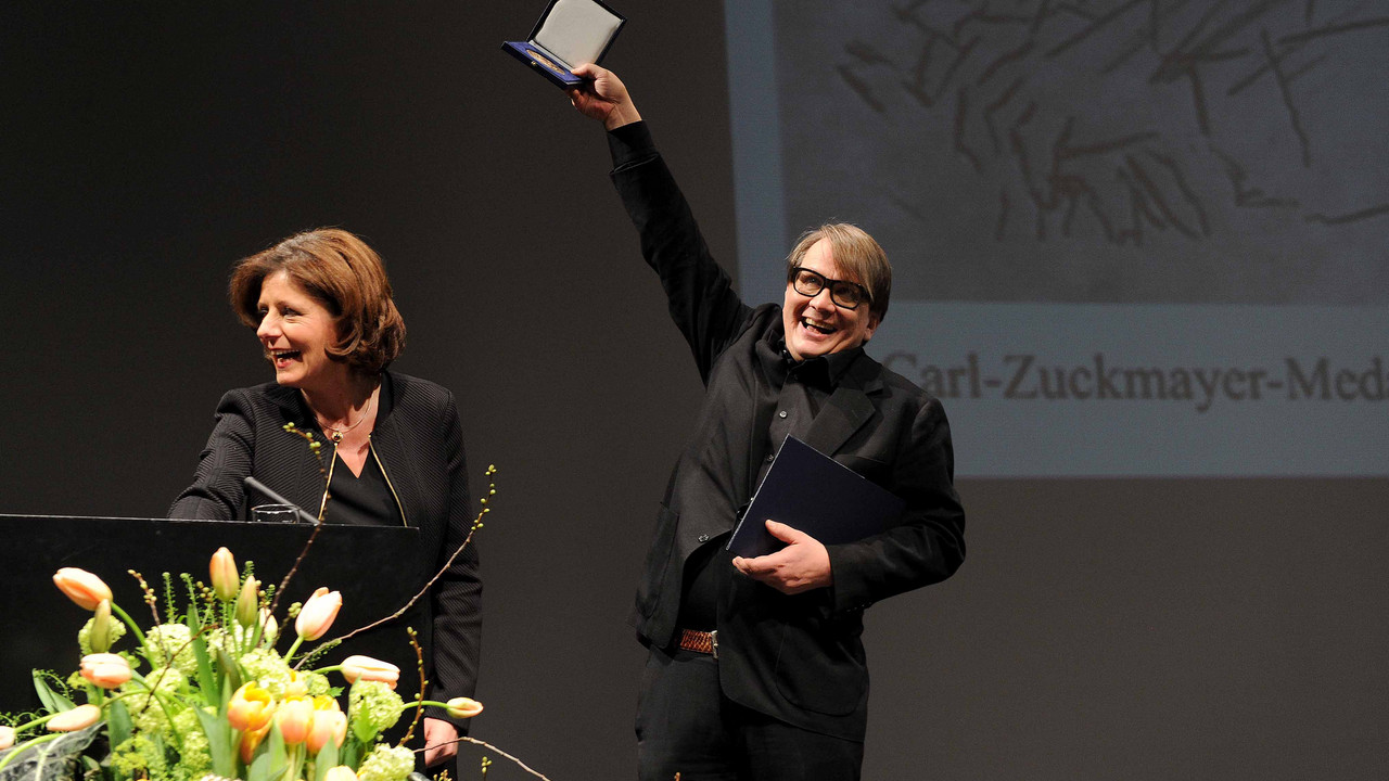 Ministerpräsidentin Malu Dreyer mit Sven Regener bei der Verleihung der Carl-Zuckmayer-Medaille