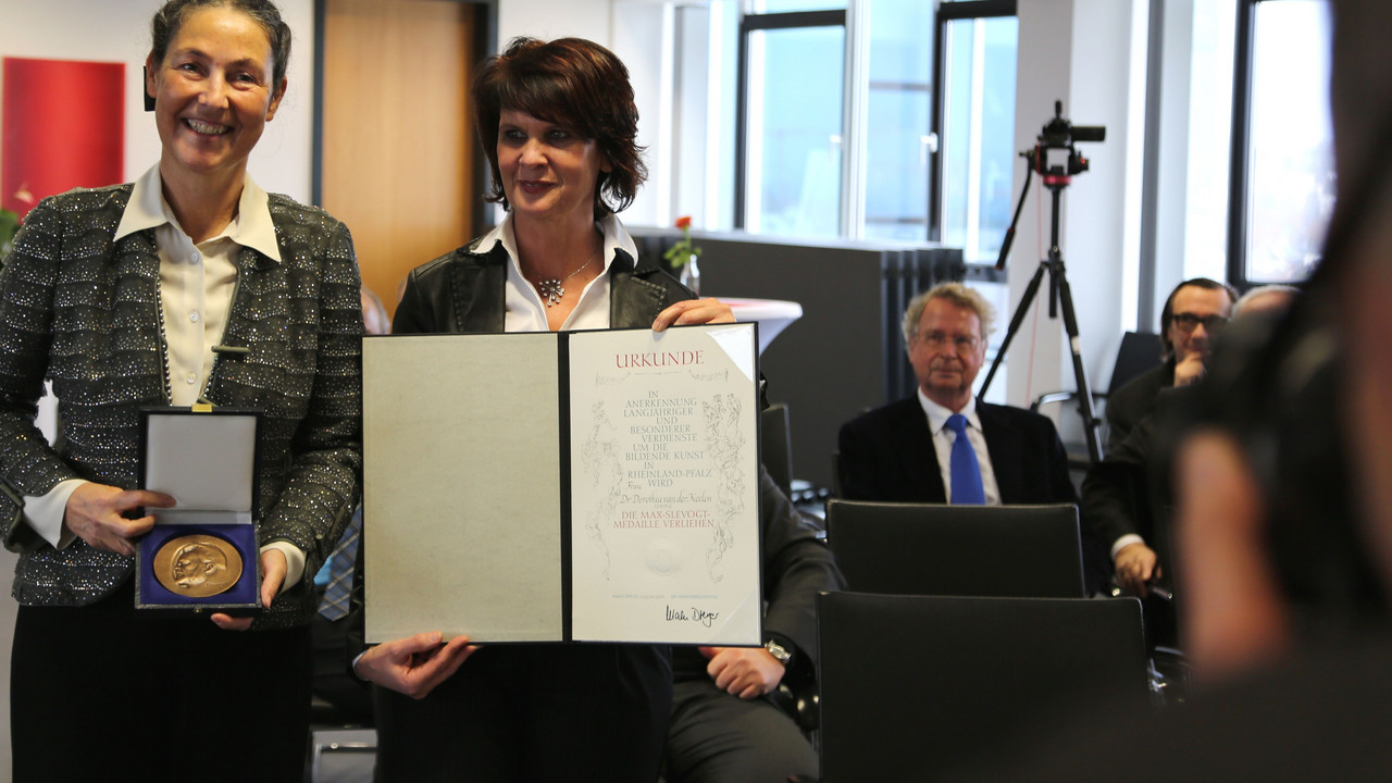 Kulturministerin Vera Reiß hat Dr. Dorothea van der Koelen die Max-Slevogt-Medaille überreicht
