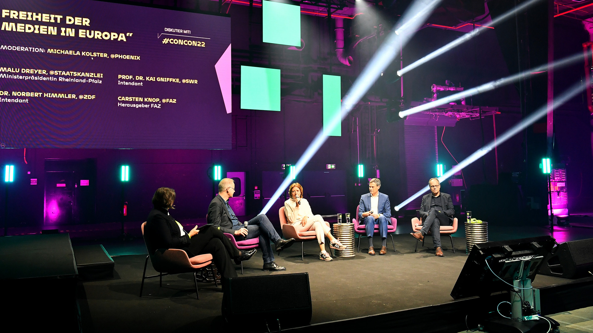 Podiumsdiskussion auf der Content Convention 2023 mit Ministerpräsidentin Malu Dreyer, ZDF-Intendant Norbert Himmler und SWR-Intendant Kai Gniffke.