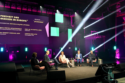 Podiumsdiskussion auf der Content Convention 2023 mit Ministerpräsidentin Malu Dreyer, ZDF-Intendant Norbert Himmler und SWR-Intendant Kai Gniffke.