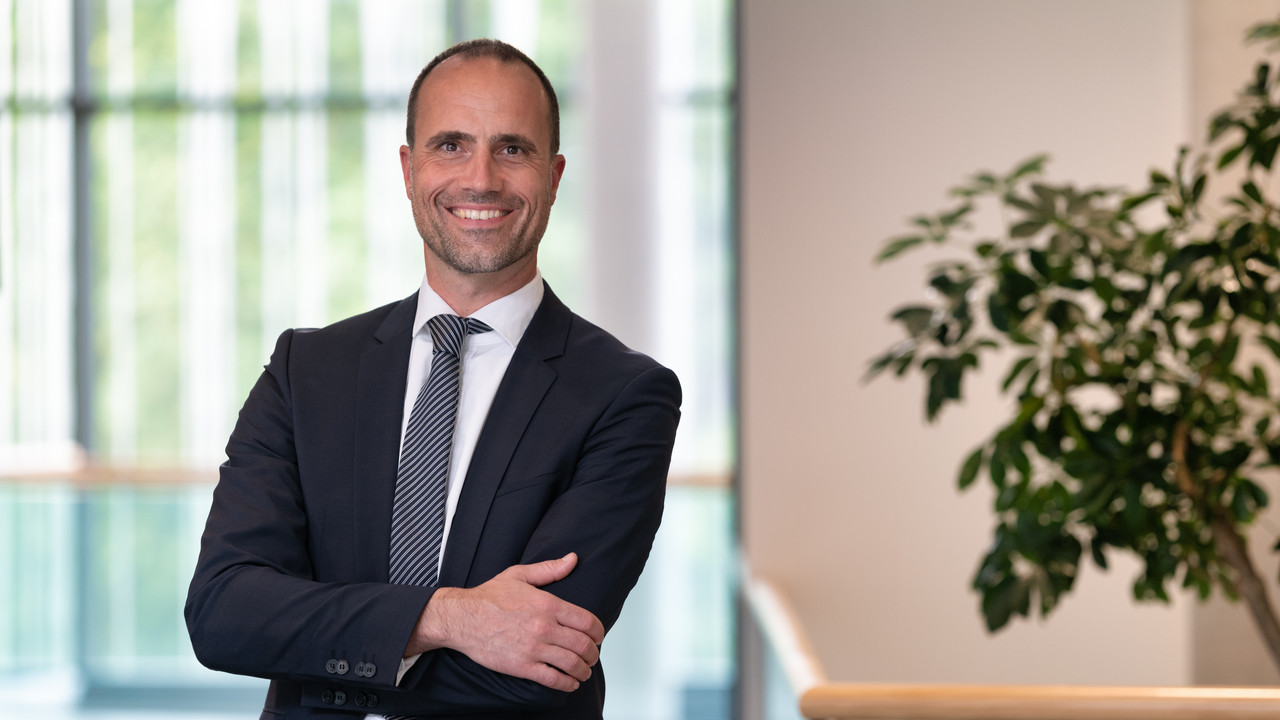 Porträtfoto von Gesundheitsminister Clemens Hoch.