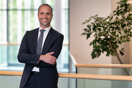 Porträtfoto von Gesundheitsminister Clemens Hoch.