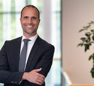 Porträtfoto von Gesundheitsminister Clemens Hoch.