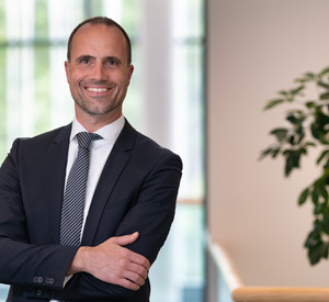 Porträtfoto von Gesundheitsminister Clemens Hoch.