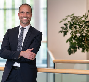 Porträtfoto von Gesundheitsminister Clemens Hoch.