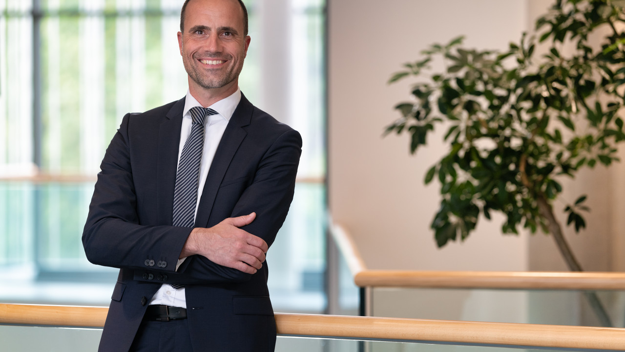 Porträtfoto von Gesundheitsminister Clemens Hoch.