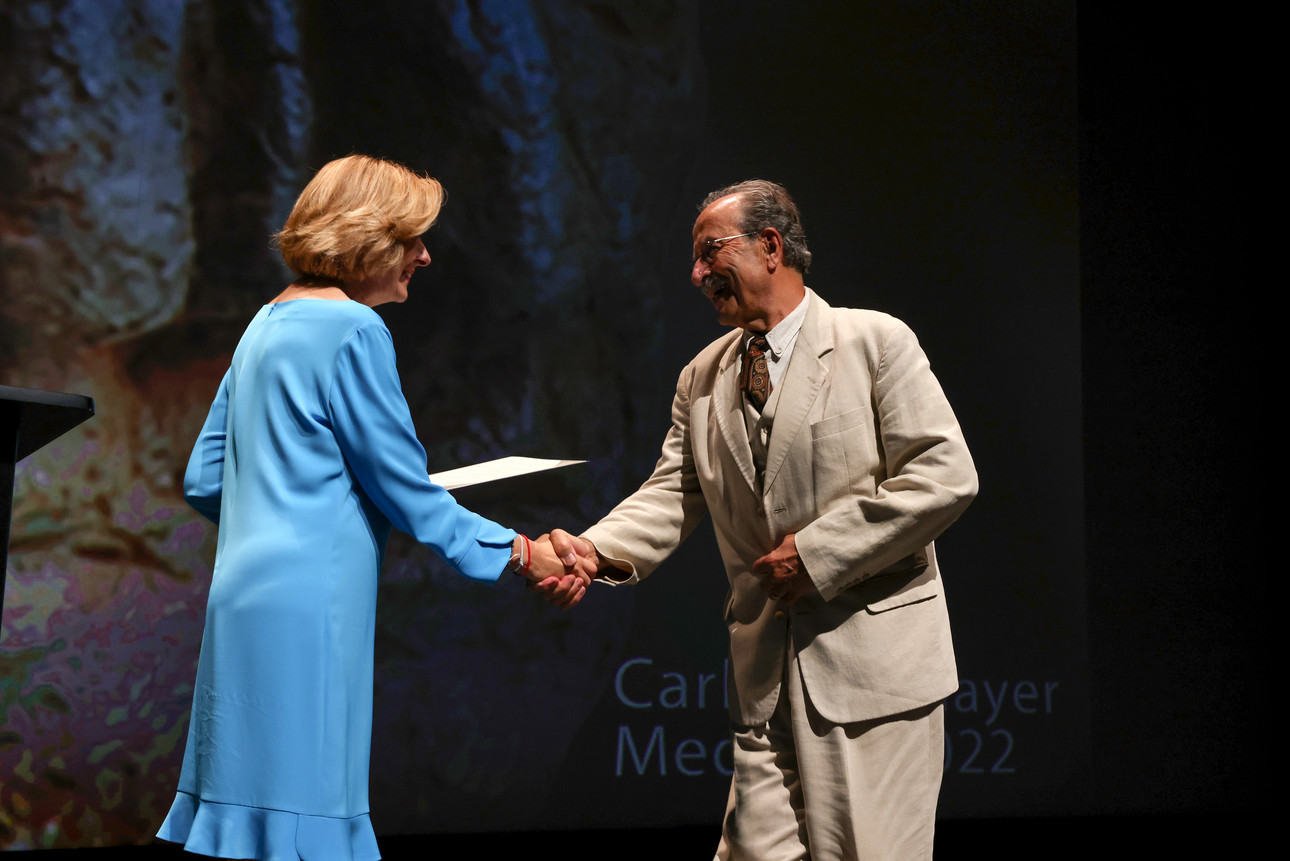 Ministerpräsidentin Malu Dreyer zeichnet den deutsch-syrischen Schriftsteller Rafik Schami mit der Carl-Zuckmayer-Medaille aus.