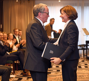 Ministerpräsidentin Malu Dreyer verabschiedet sich von Georg Kern. Sie schüttelt ihm die Hand.