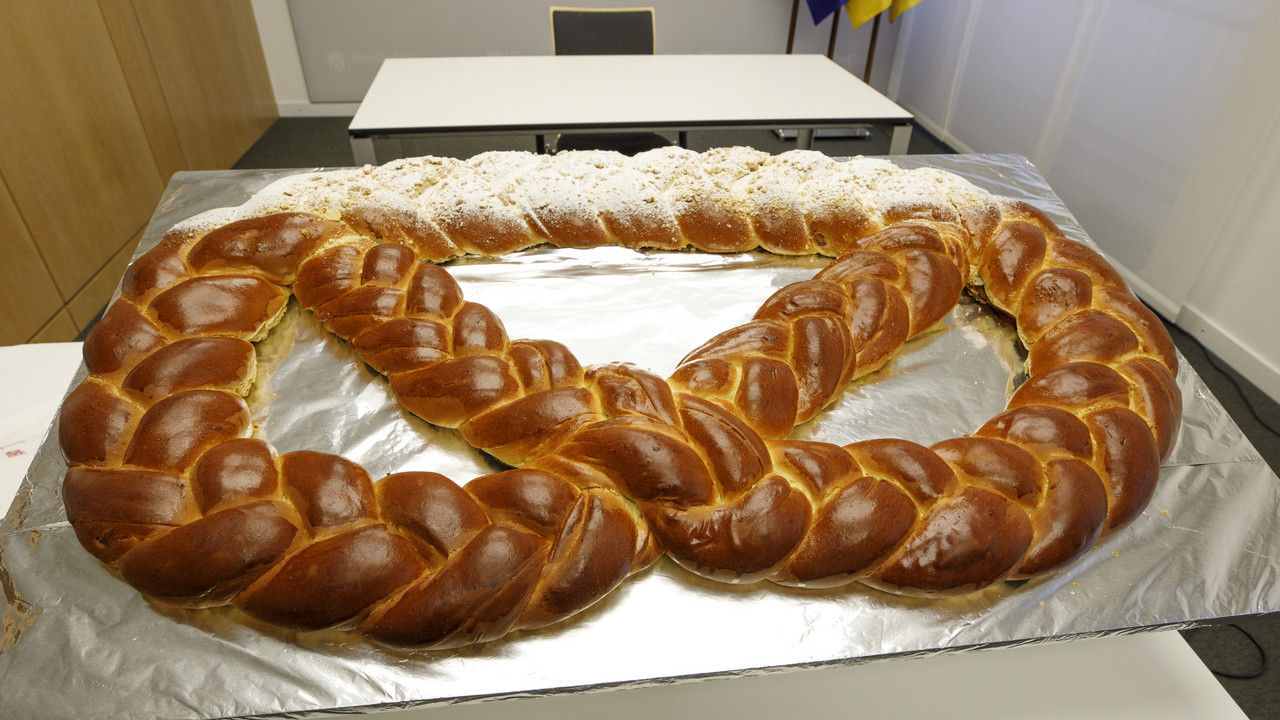 Die traditionelle Neujahrsbrezel soll Glück und Wohlergehen bringen. Sie wiegt ganze 20 Pfund und ist etwa einen Meter lang Die traditionelle Neujahrsbrezel soll Glück und Wohlergehen bringen. Sie wiegt ganze 20 Pfund und ist etwa einen Meter lang