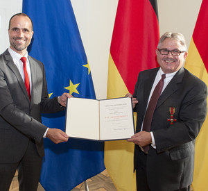 Staatssekretär Clemens Hoch überreicht Adolf T. Schneider den Verdienstorden der Bundesrepublik Deutschland