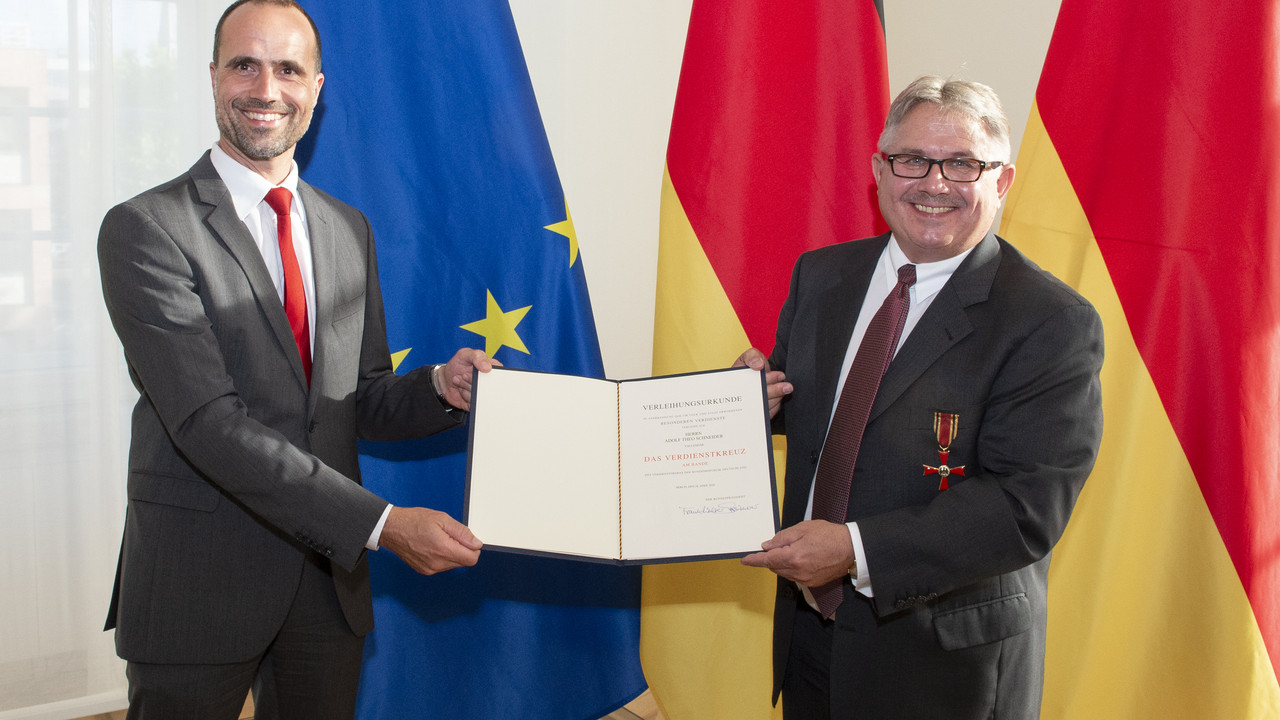 Staatssekretär Clemens Hoch überreicht Adolf T. Schneider den Verdienstorden der Bundesrepublik Deutschland