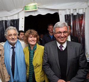 Plácido Domingo, Wirtschaftsministerin Eveline Lemke und Innenminister Roger Lewentz nach dem Konzert des Startenors auf der Freilichtbühne Loreley; Bild: Frey