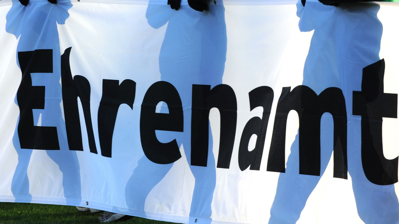 Banner mit der Aufschrift "Ehrenamt"; Bild: dpa
