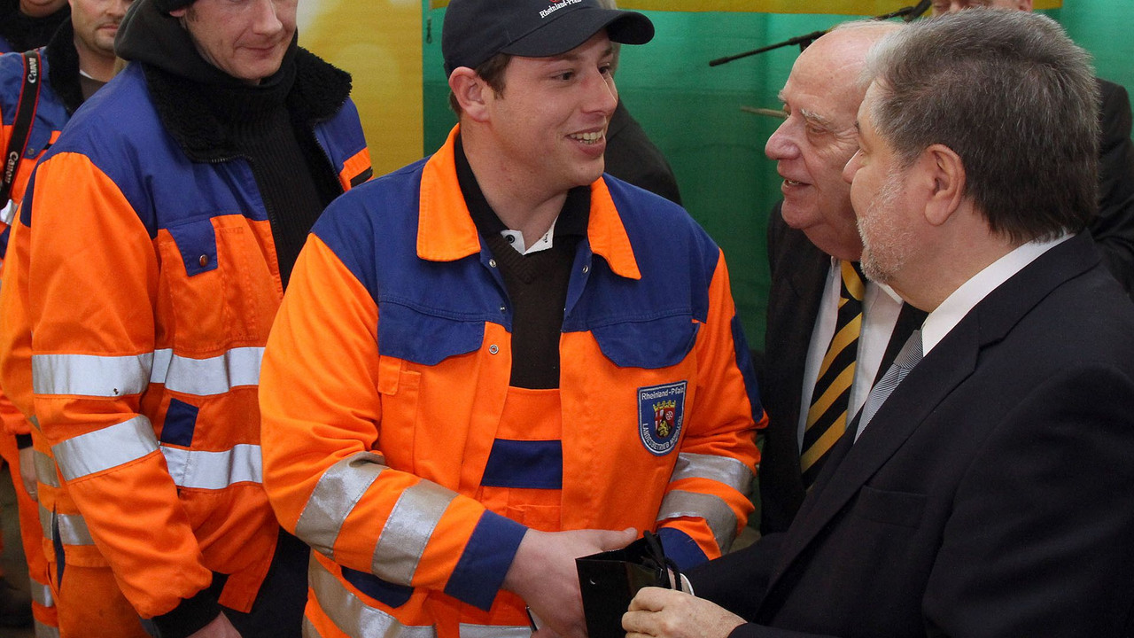Ministerpräsident Kurt Beck mit den Bediensteten der Straßenmeistereien; Bild: Sämmer
