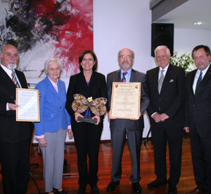 Ministerpräsidentin Malu Dreyer verleiht den Raiffeisen-Ehrenpreis an Dieter Esche, Marianne Herpers und Hans Schmidt  vom Förderverein unter Beisein von Manfred Wild, der den Preis kreiert hat, und VG-Bürgermeister Rainer Buttstedt (v.l.); Bild: VG Ha