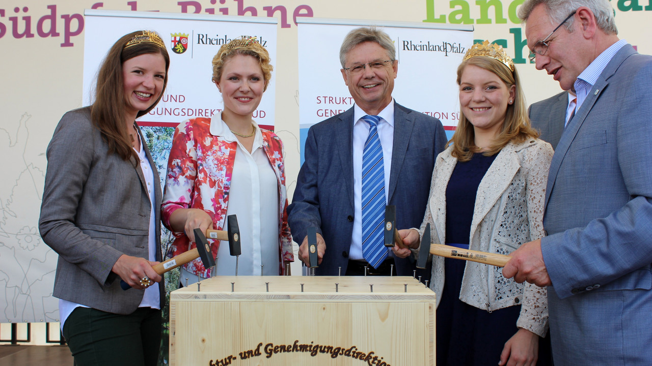 Pfälzische Weinkönigin Laura Julier, Deutsche Weinkönigin Janina Huhn, SGD-Präsident Hans-Jürgen Seimetz, Rheinhessische Weinkönigin Isabelle Willersinn, Vorstandsvorsitzende Rheinhessenwein e.V. Thomas Schätzel