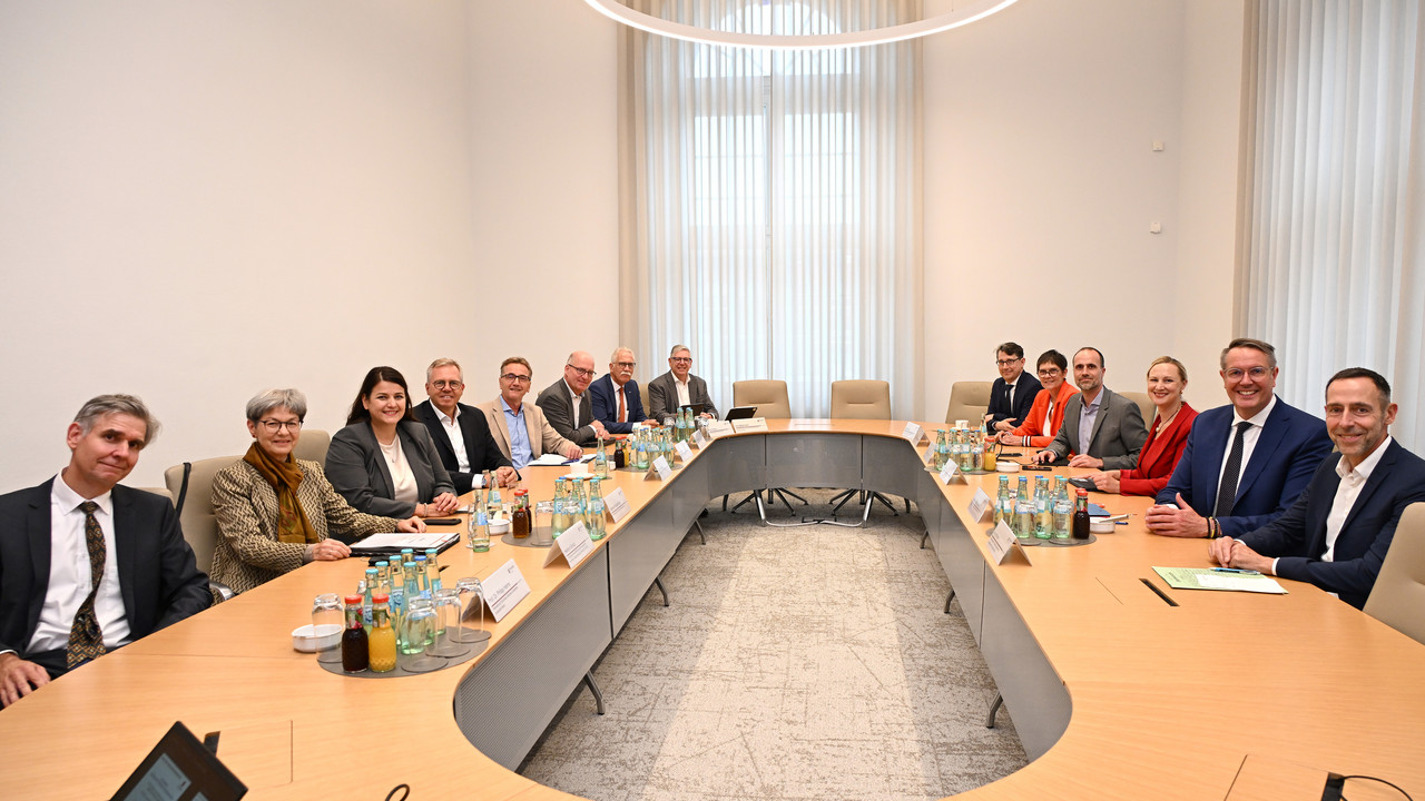 Der Transformationsrat tagt im Alten Kabinettssaal in der Staatskanzlei.