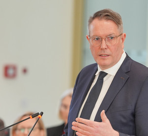 Ministerpräsident Alexander Schweitzer im Landtag