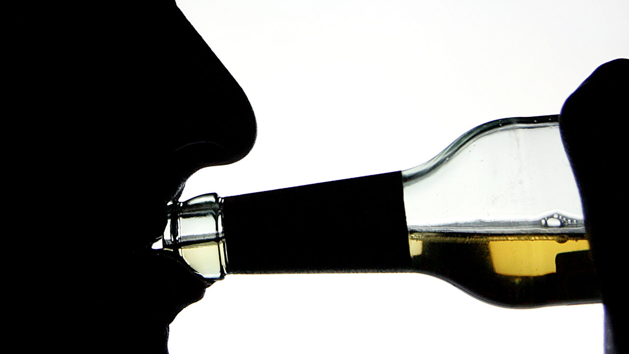 Die Silhouette eines Alkohol trinkenden Mannes