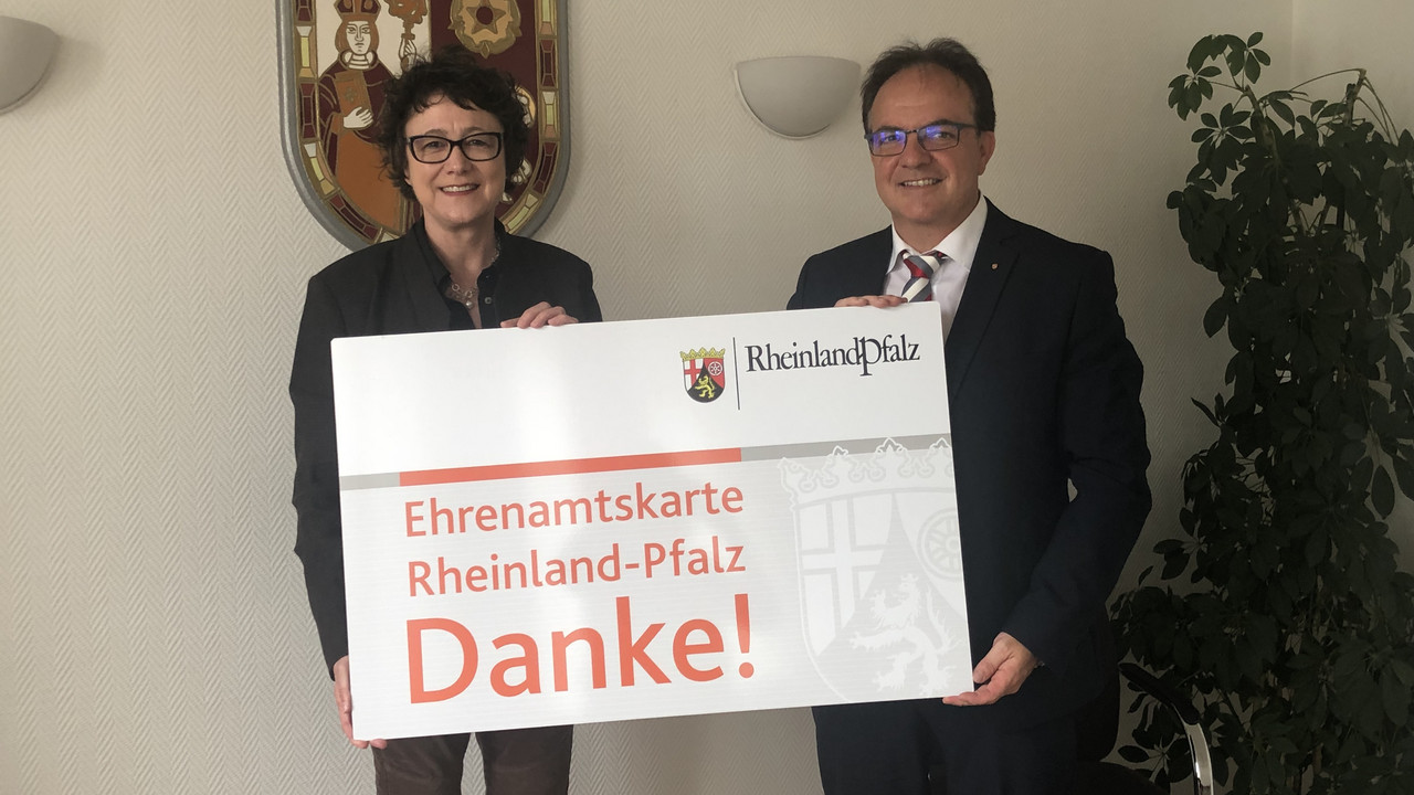 Die Ständige Vertreterin des Chefs der Staatskanzlei, Ministerialdirektorin Inge Degen, und der Bürgermeister der Verbandsgemeinde Zweibrücken-Land, Jürgen Gundacker, bei der Unterzeichnung der Kooperationsvereinbarung zur Einführung der landesweiten Ehrenamtskarte.